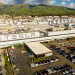 Tesla tomará medidas que afectarán a su personal iniciando el 2023, según una fuente allegada.