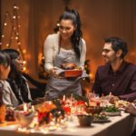 Servir alimentos quemados es uno de los desastres más comunes de la cena navideña.