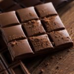 Consumer Reports encontró altos niveles de plomo y cadmio en chocolate oscuro de marcas populares.