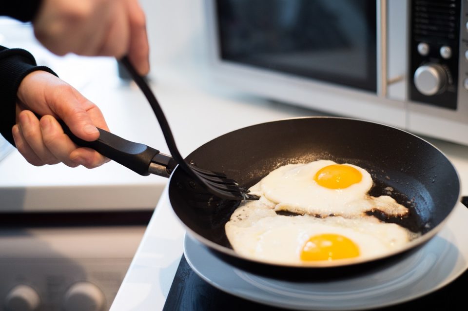 Las semillas de sésamo pueden mejorar tu desayuno de huevos fritos.