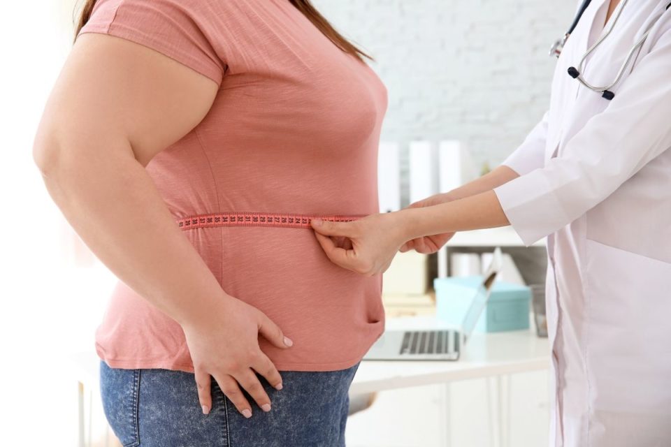 El enfoque general de “comer menos y moverte más” para bajar de peso es poco probable que sea efectivo, según  expertos en nutrición.