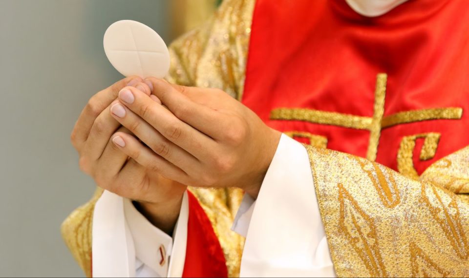 Anne Tropeano quiere "expandir la simbología del sacerdocio católico para incluir el cuerpo de una mujer".