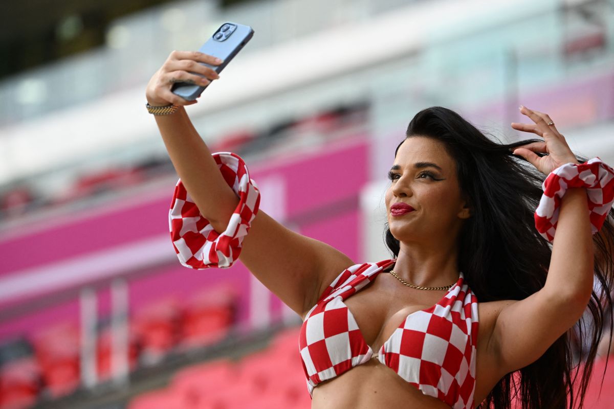 Ivana Knöll posa para la cámara de su teléfono celular luego de la victoria de Croacia en penales ante Brasil en Qatar 2022.