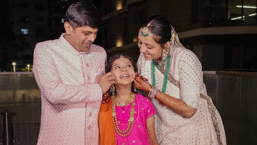 Devanshi with her parents Dhanesh and Ami Sanghvi at the ceremony