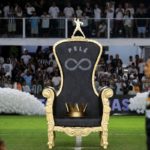 Fotografía de un trono con una corona como homenaje a Pelé, previo al partido entre Santos y Mirassol de este sábado.