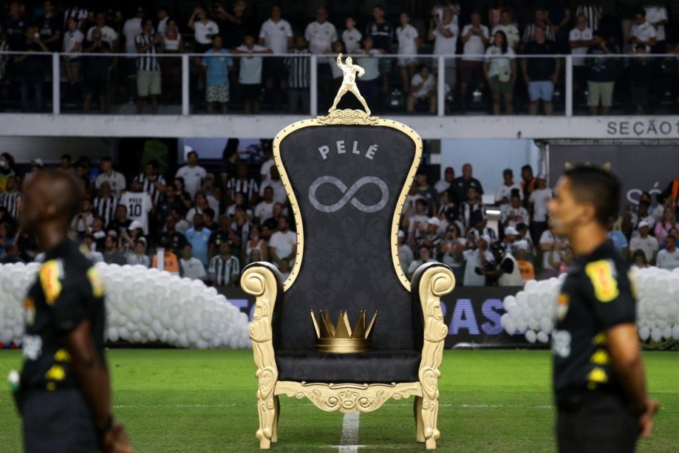 Fotografía de un trono con una corona como homenaje a Pelé, previo al partido entre Santos y Mirassol de este sábado.