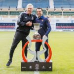 El entrenador del Real Madrid, Carlos Ancelotti (i), y el entrenador del Barcelona, Xavi Hernández (d), posan junto al trofeo de la Supercopa de España, este sábado en el estadio Rey Fahd de Riad.