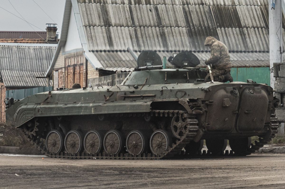 Esta fotografía muestra un vehículo de combate de infantería BMP ucraniano en la ciudad de Bakhmut en noche vieja.