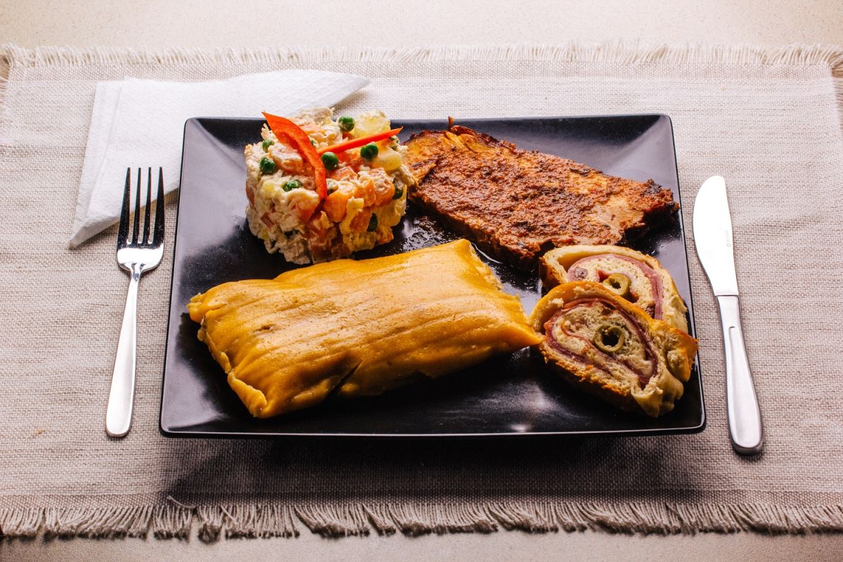 Las hallacas y el pan de jamón son algunas de las preparaciones tradicionales de la cocina venezolana.