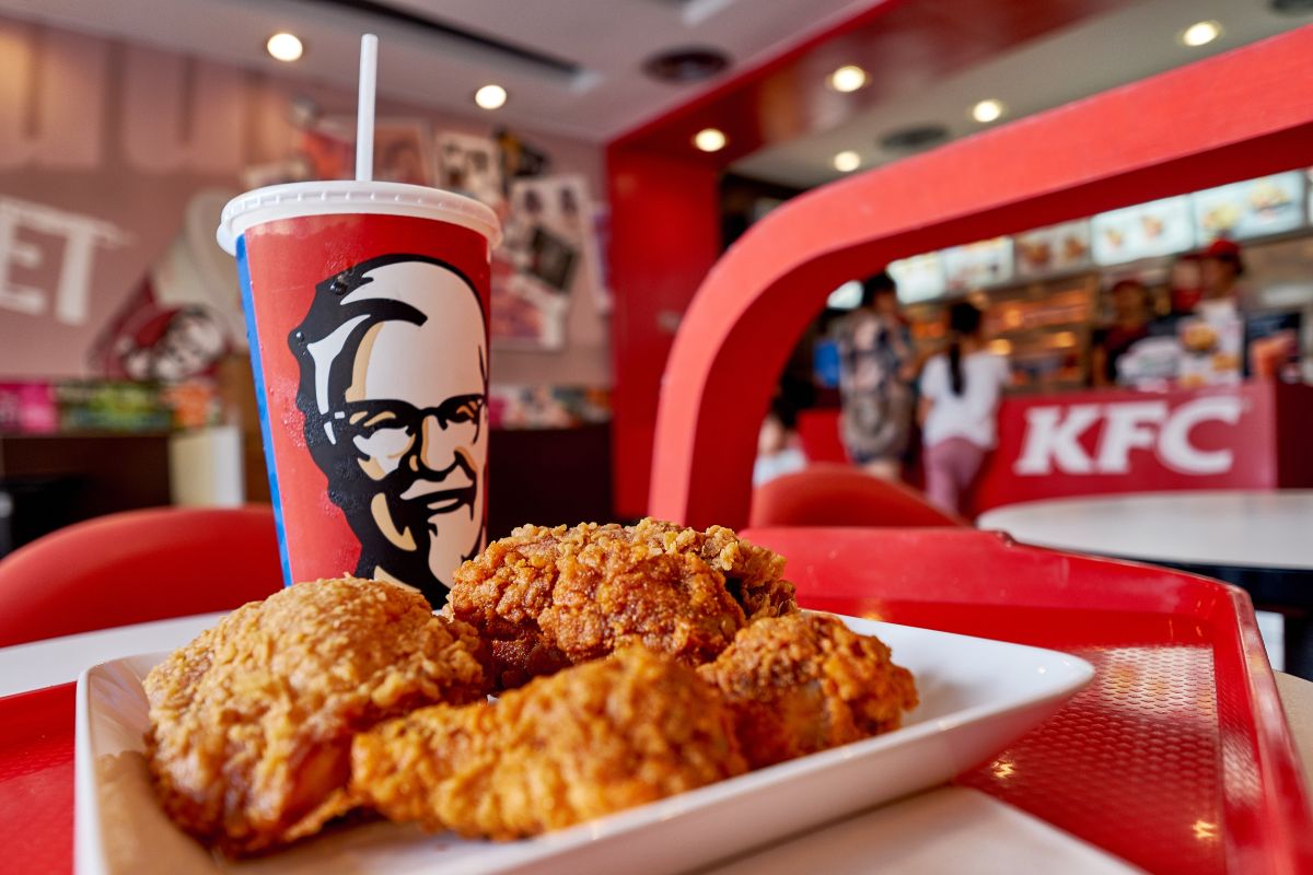 KFC es una empresa perteneciente a Yum! Brands, Inc., que es la compañía de restaurantes más grande del mundo.