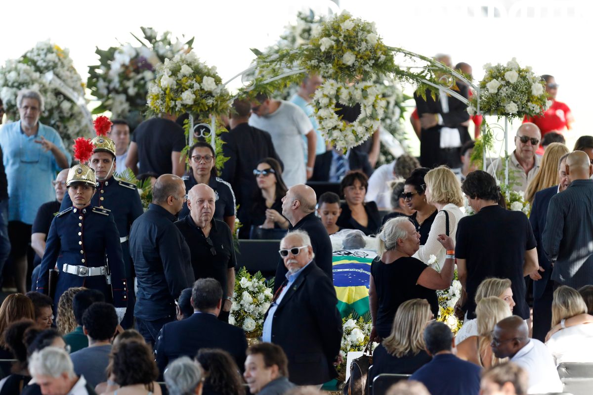 Miles de fanáticos y amigos de Pelé han acudido a su funeral en Brasil.