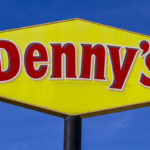 La policía investiga si antes de que el anuncio publicitario de Denny's se viniera abajo presuntamente debido a una ventisca, estaba correctamente asegurado.