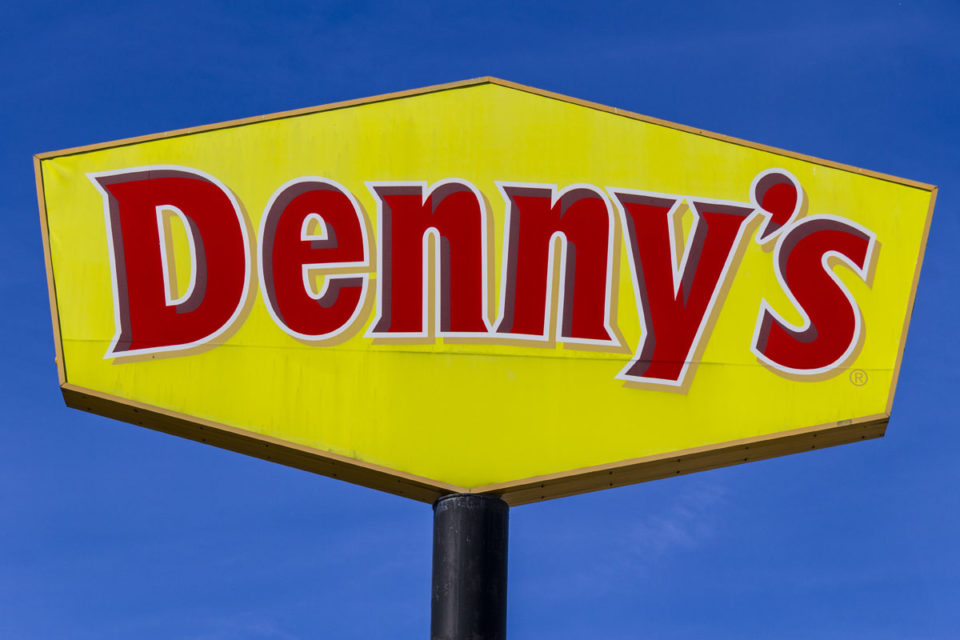 La policía investiga si antes de que el anuncio publicitario de Denny's se viniera abajo presuntamente debido a una ventisca, estaba correctamente asegurado.