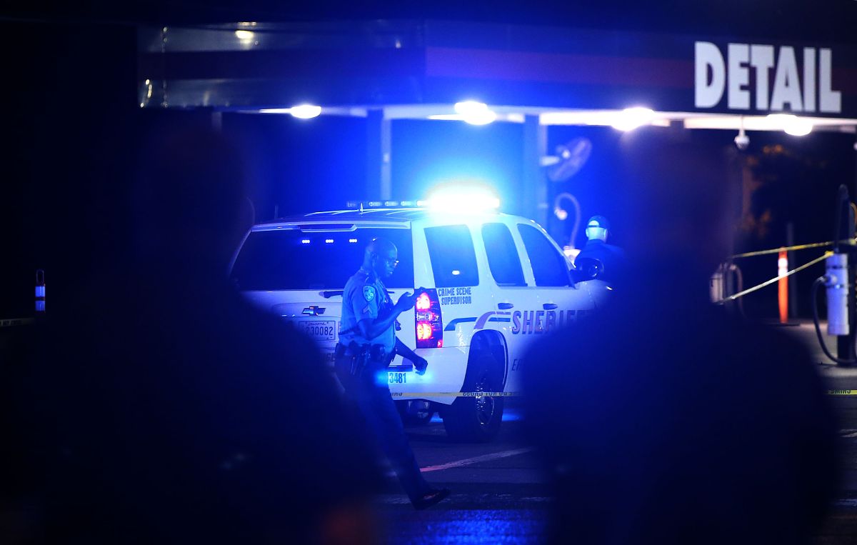 Tres policías de Baton Rouge estaban cerca cuando se hicieron los disparos alrededor de la 1:30 am.