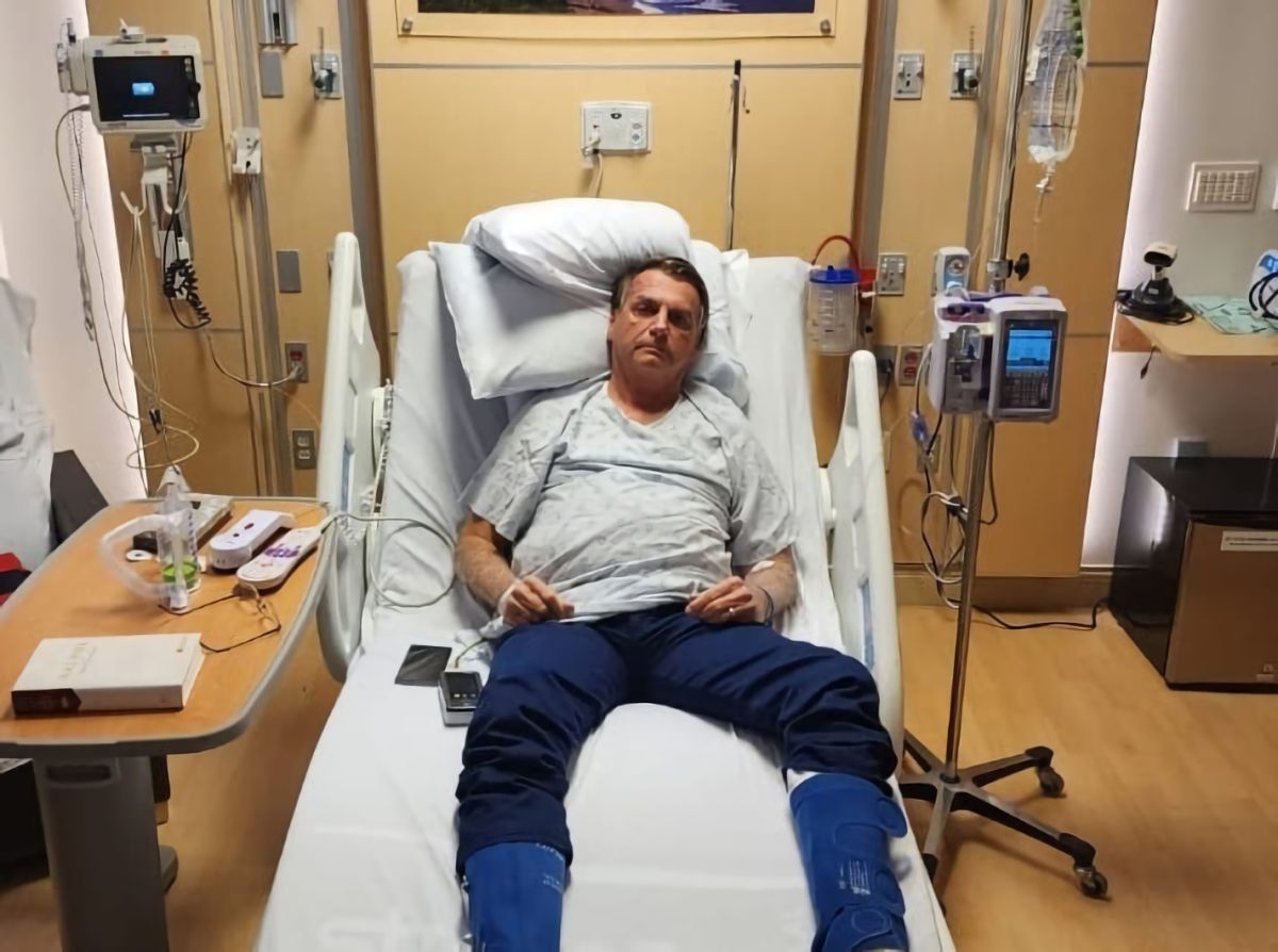 Fotografía publicada por el expresidente brasileño Jair Bolsonaro Jair M. Bolsonaro en sus redes sociales donde aparece acostado en un lecho hospitalario en la ciudad de Orlando, Florida.