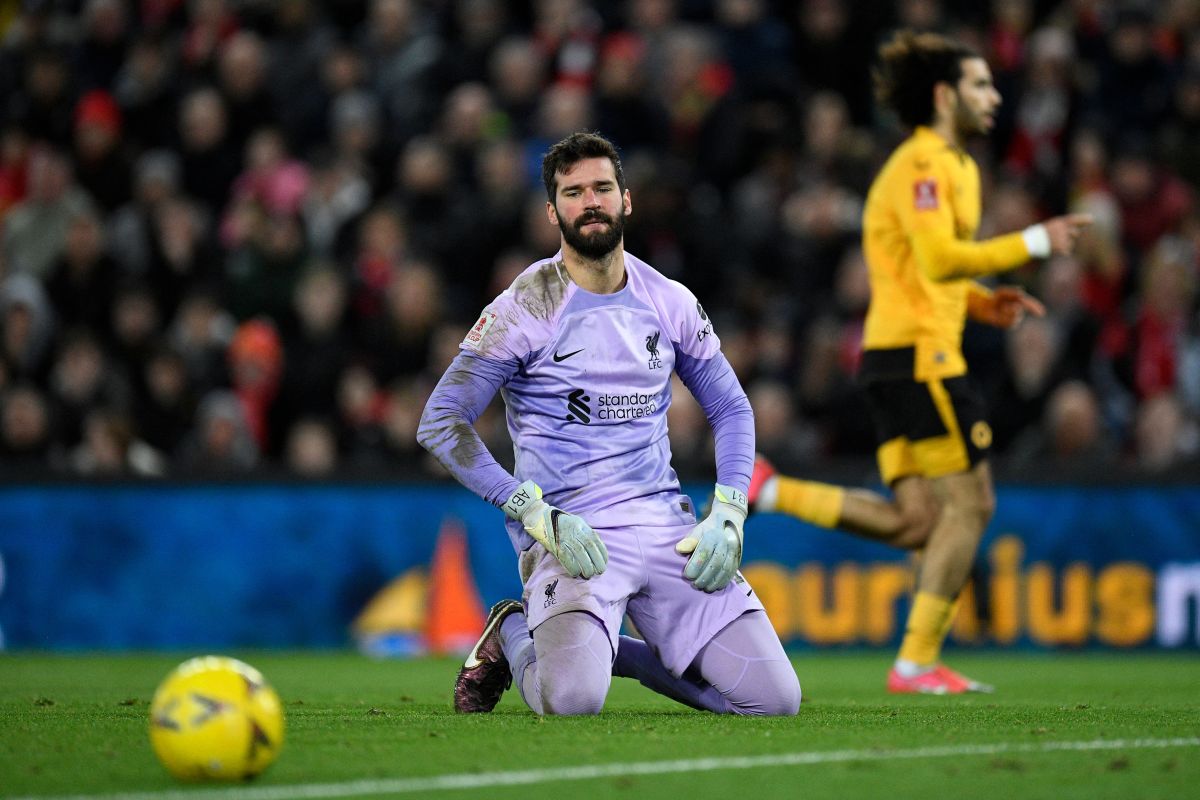 Alisson Becker se lamenta luego de regalar el primer gol del partido.