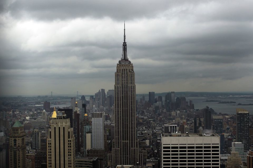 Las normativas del Empire State Building establecen que están prohibidas las armas de fuego en el edificio.