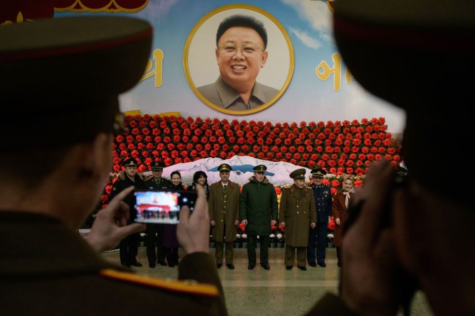 El álbum de fotos contiene algunos de los más de 40,000 obsequios entregados al presidente Kim Jong-il.