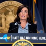 La gobernadora del estado de Nueva York, Kathy Hochul, habla durante una conferencia de prensa anunciando acciones para combatir los crímenes de odio.