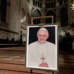 Un retrato del Papa Emérito Benedicto XVI se ve cerca del altar de la Catedral de Ratisbona, en el sur de Alemania.