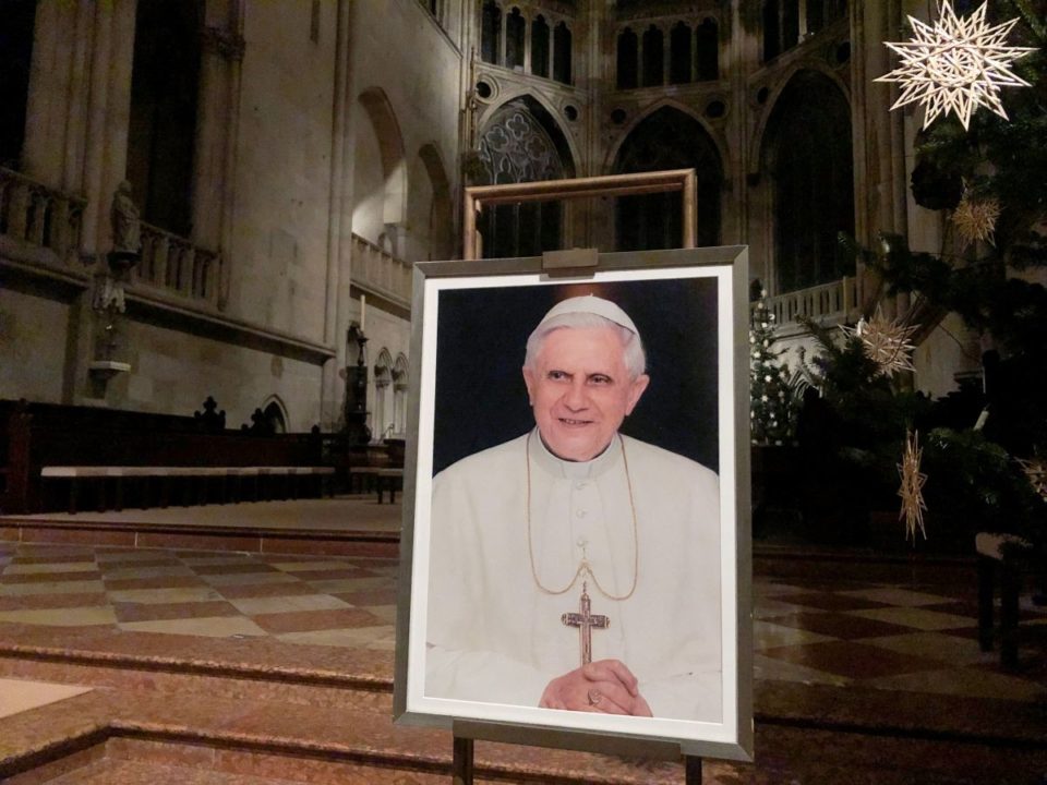 Un retrato del Papa Emérito Benedicto XVI se ve cerca del altar de la Catedral de Ratisbona, en el sur de Alemania.