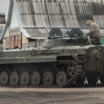 Esta fotografía muestra un vehículo de combate de infantería BMP ucraniano en la ciudad de Bakhmut en noche vieja.