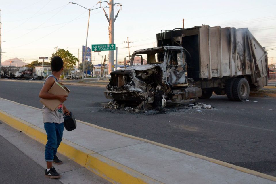 Actos violentos se reportaron en Culiacán, Sinaloa, tras el arresto de Ovidio, hijo de "El Chapo" Guzmán.