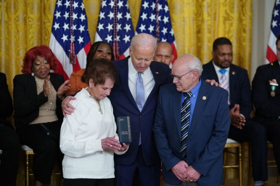 Joe Biden, otorga la Medalla Presidencial de Ciudadanos al oficial de policía del Capitolio Brian Sicknick, que es recibida por sus padres.