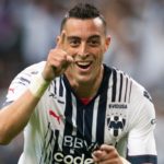 Rogelio Funes Mori celebra con la cámara luego de su tercer gol.