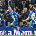 El mediocampista japonés de Brighton, Kaoru Mitoma (centro), celebra con sus compañeros de equipo después de anotar su segundo gol durante el partido de fútbol de la cuarta ronda de la Copa FA inglesa entre Brighton & Hove Albion y Liverpool en el estadio Amex en Brighton.