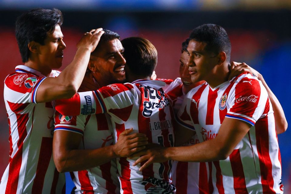 Chivas de Guadalajara celebra un gol ante Querétaro.