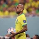 Dani Alves durante un partido en el Mundial Qatar 2022.