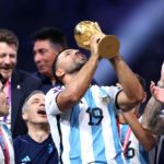 Kun Agüero besa la Copa del Mundo en el Mundial Qatar 2022.