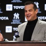 Aaron Boone durante la firma del nuevo contrato de Aaron Judge con Yankees.