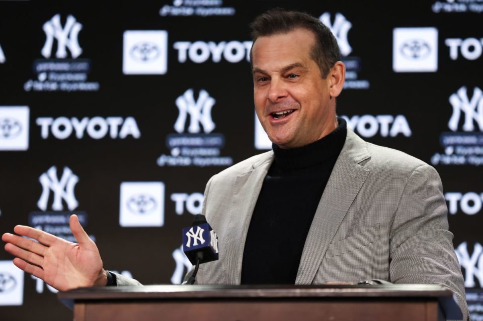 Aaron Boone durante la firma del nuevo contrato de Aaron Judge con Yankees.