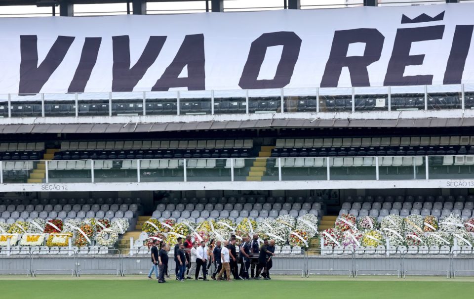 Miles de personas hacen filas al rededor del estadio para poder ingresar y dar el último adiós a Pelé.