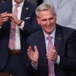 Kevin McCarthy celebra ser electo presidente de la Cámara de Representantes.