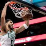 Jayson Tatum clava la pelota ante Charlotte Hornets.