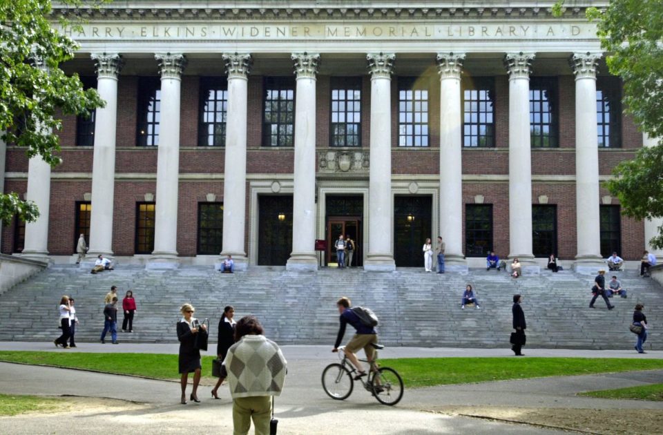 "Los abusadores no tienen lugar en el campus", alegaron los estudiantes.