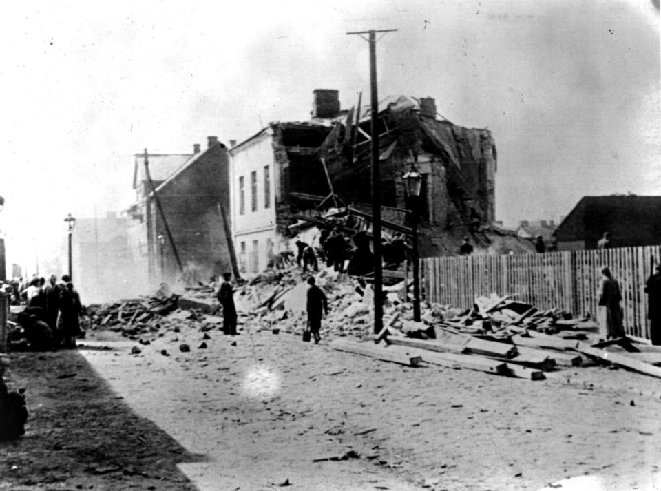 Octubre de 1939: Una calle de Varsovia, con la devastación que dejó la invasión y ocupación alemana.