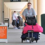 Un pasajero en el aeropuerto de Orlando, Florida.