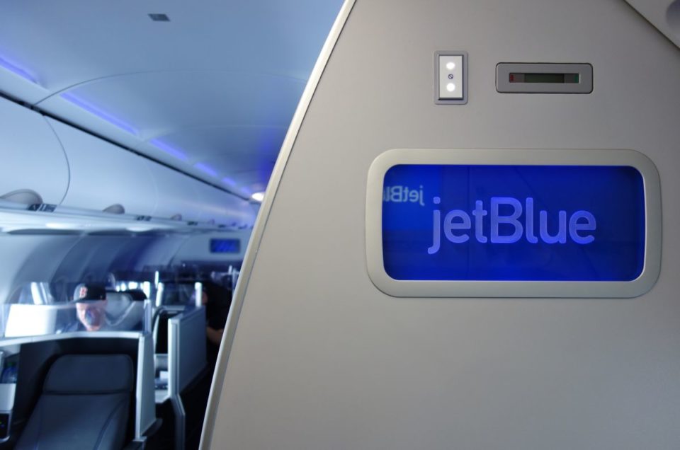 El 65% del público en general piensa que no hay suficientes baños en los aviones.