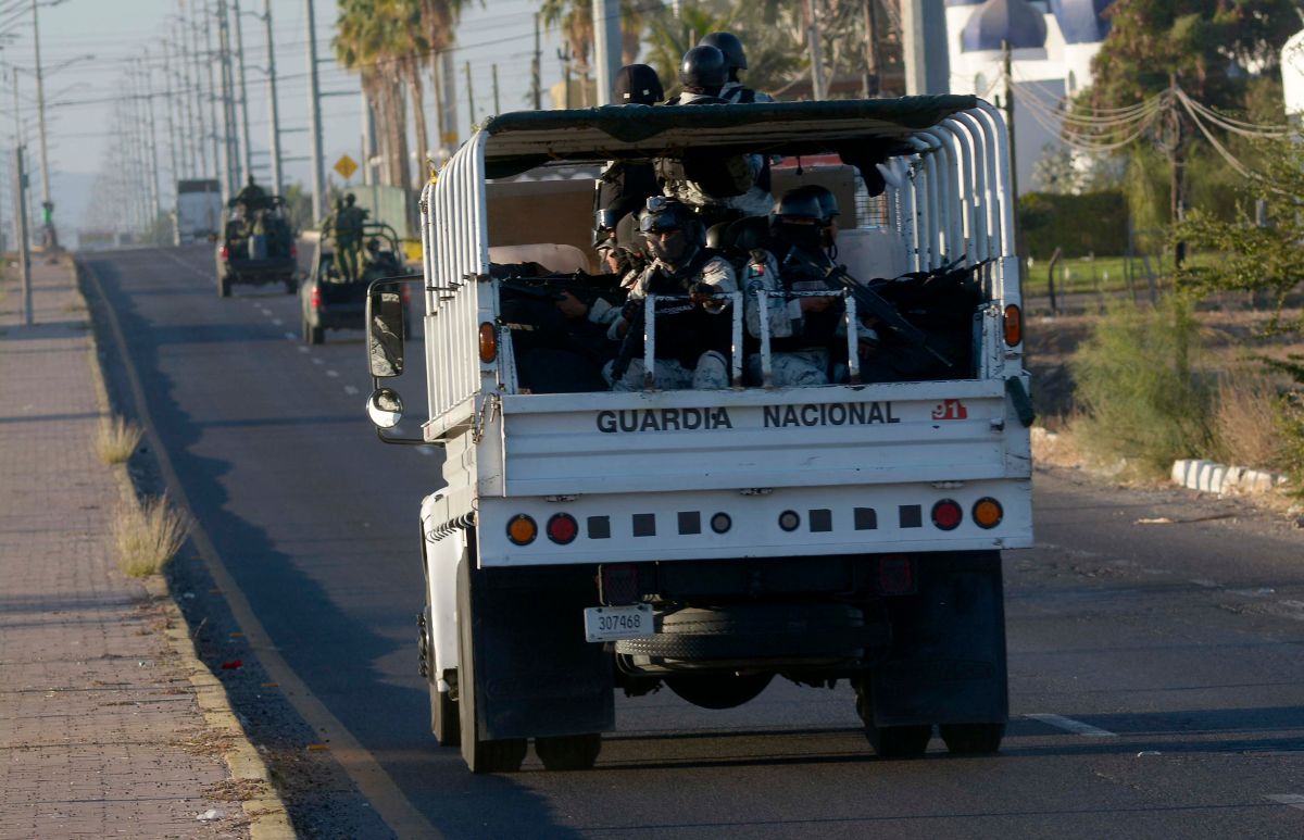 Miembros de la Guardia Nacional tras el operativo que culminó en el arresto de Ovidio Guzmán, hijo del Chapo, en Sinaloa, México.