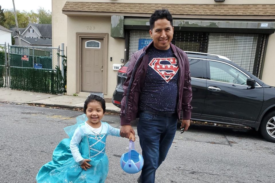 Julio Patricio Gómez y su hija Aliya