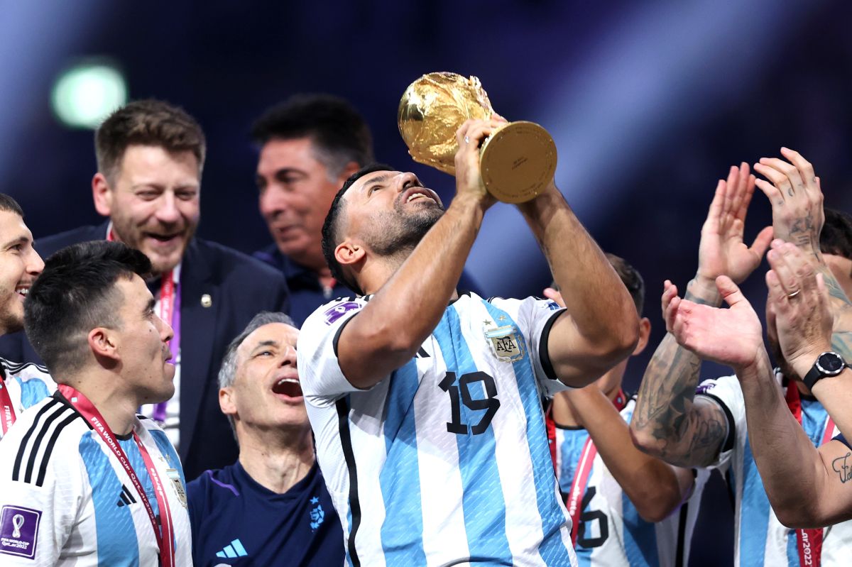 Kun Agüero besa la Copa del Mundo en el Mundial Qatar 2022.