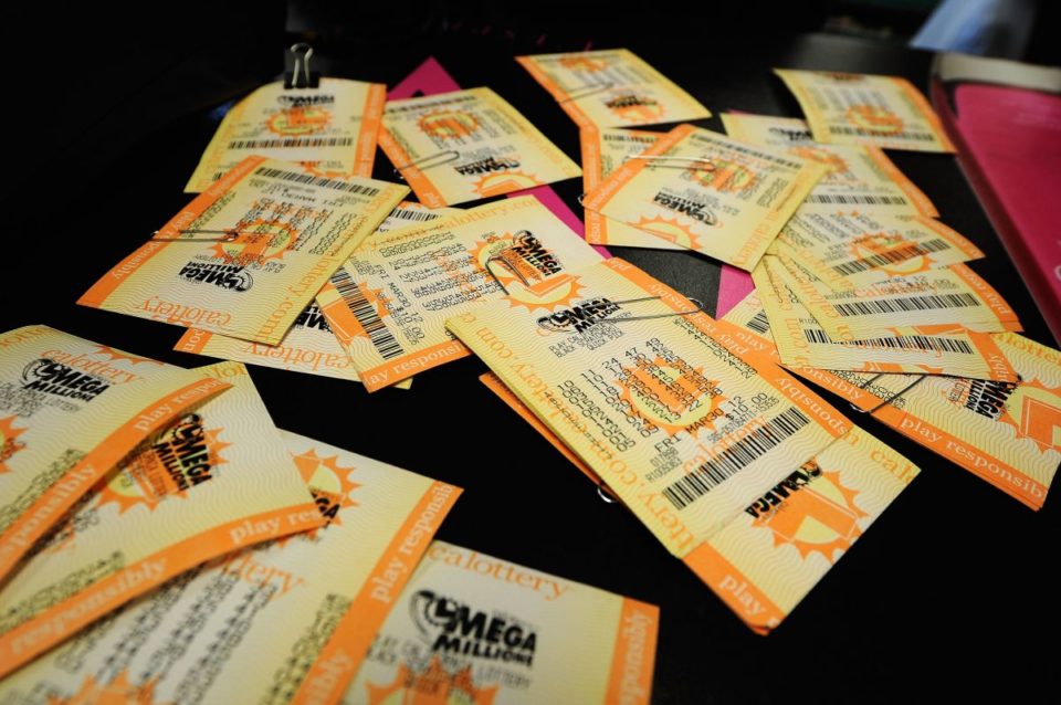 Muchos que sueñan con ganarse el Mega Millions se angustiarían de tener que dar su identidad.