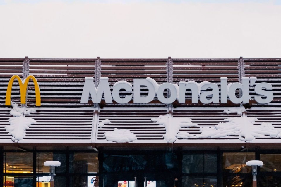 Mcdonald's sale de Kazajstán y los restaurantes abrirán bajo una nueva marca.