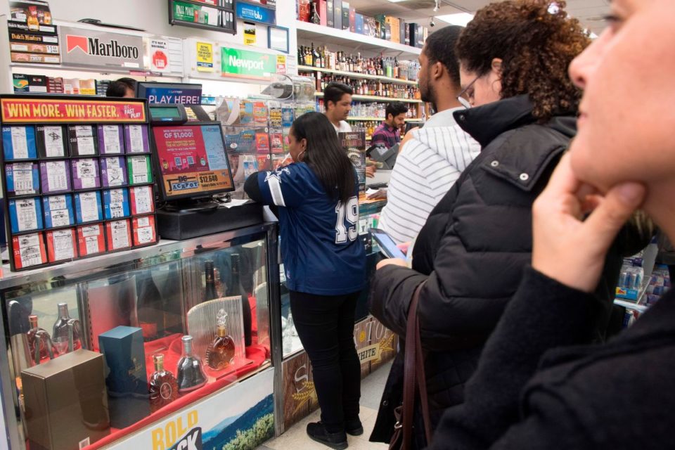 La mujer fue a cobrar el premio de lotería, a petición de su primo.