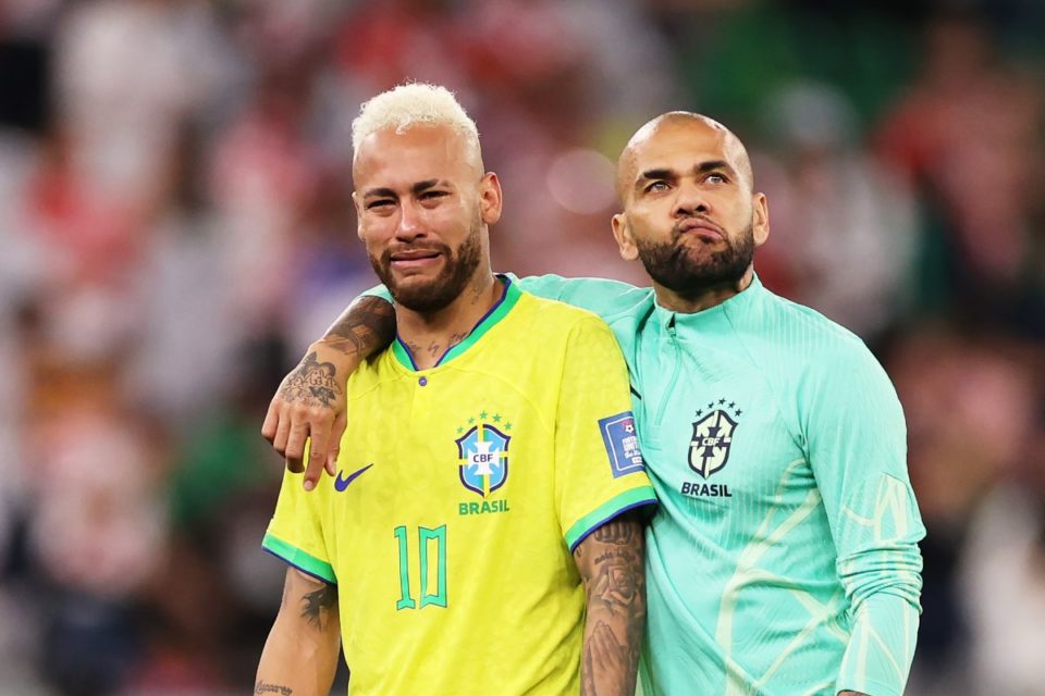 Dani Alves consuela a Neymar tras la eliminación del Mundial.