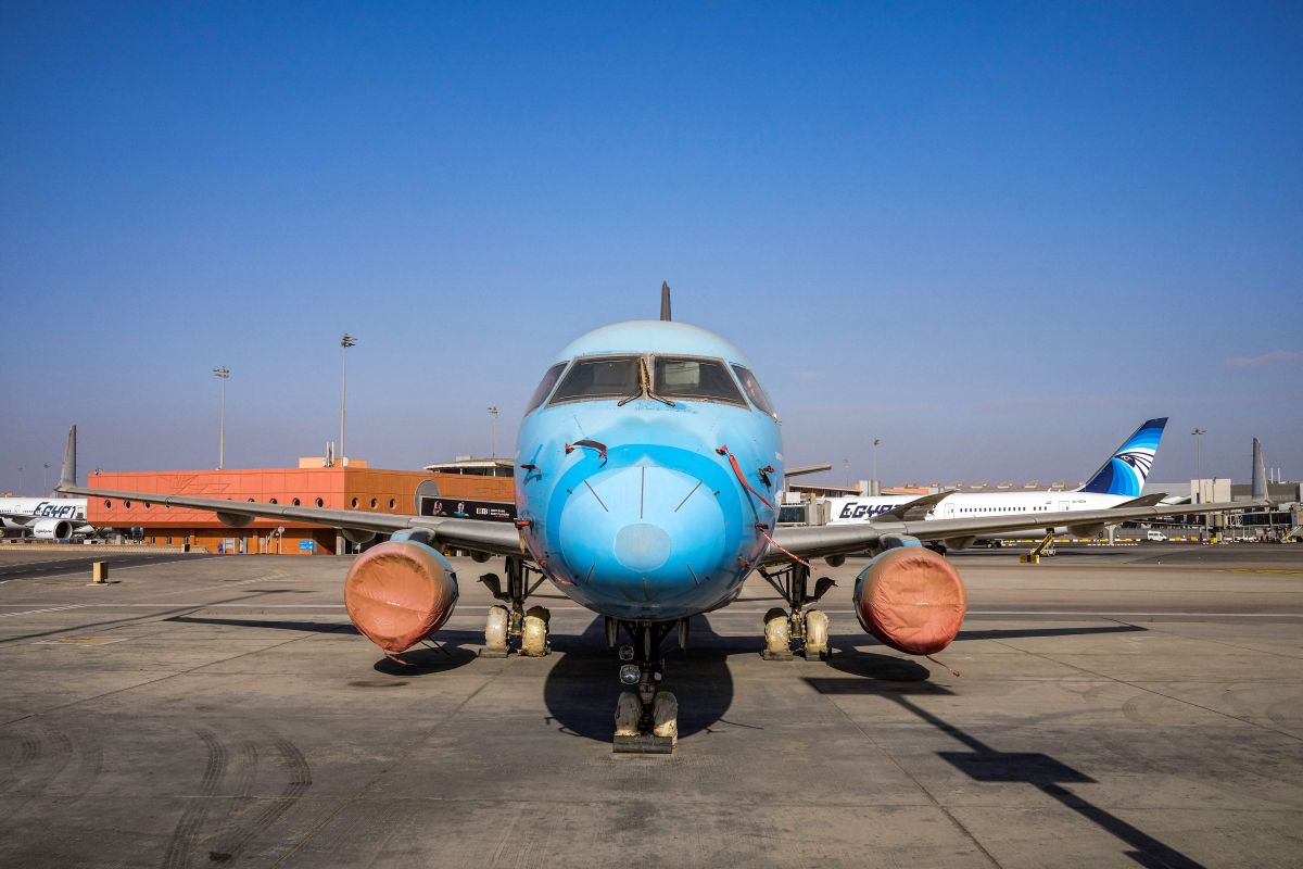 La persona murió mientras uno de los motores del avión estaba en marcha.